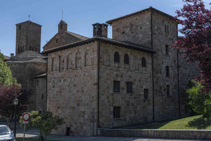 Comunidad Foral de Navarra 078 - monasterio de Leyre.jpg